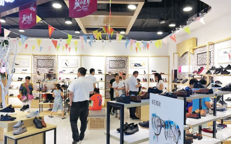 店铺内部货柜展示