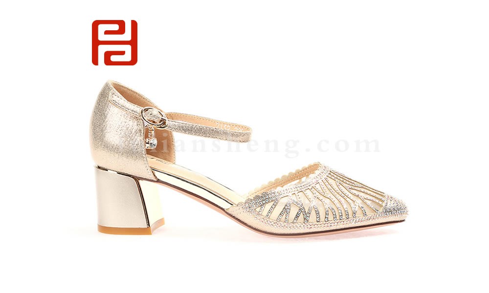 jucaikcp女鞋夏季粗跟尖头彩钻女鞋 网面舒适一字带凉鞋图片