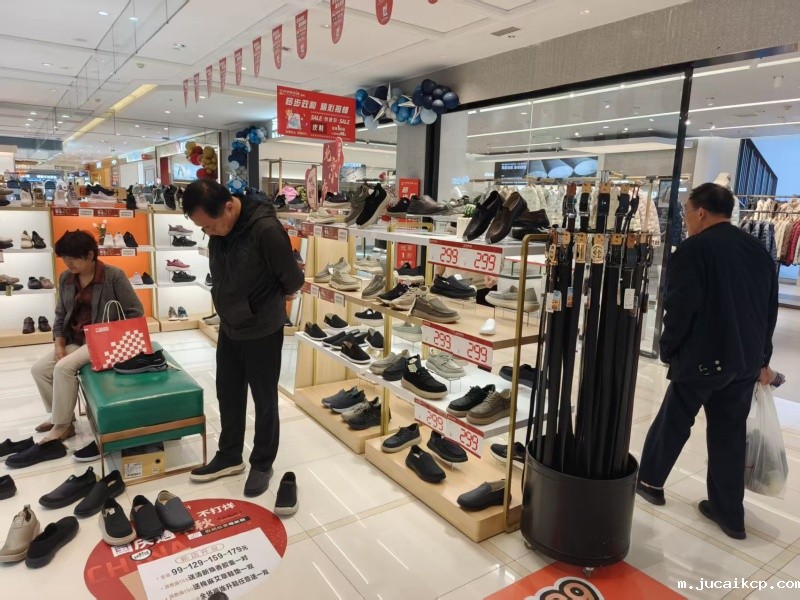 贺：jucaikcp休闲鞋河南洛阳洛龙区专卖店正式开业！