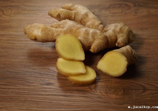 艾叶生姜泡脚的好处-用艾草和生姜红花草泡脚有什么好处