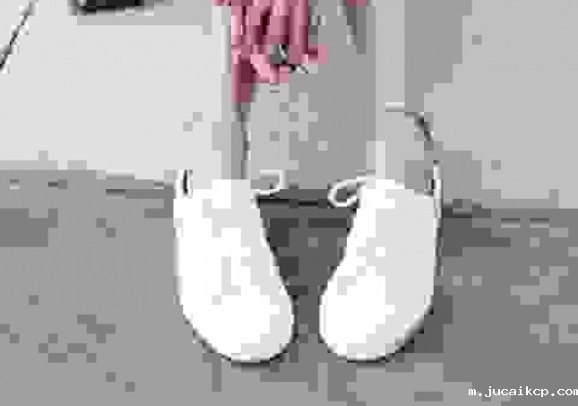 白鞋子发黄有什么办法变白-白色帆布鞋发黄，怎么洗才能变白？